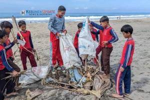 Hari Peduli Sampah Nasional, SDN Gesikan Bersihkan Pantai Setrojenar