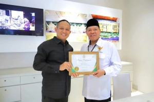 Penghargaan Baznas Award 2024 diberikan Ketua Baznas RI Noor Achmad kepada Bupati Kebumen