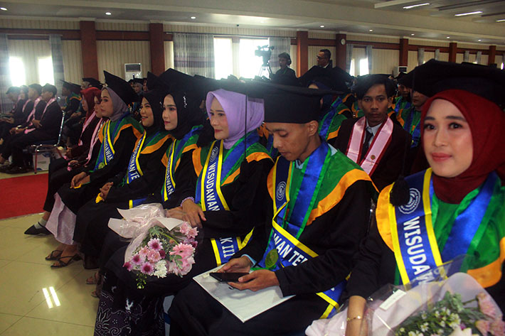 Wisuda UNIMUGO