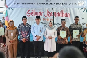 Warga Desa Poncowarno Terima Sertifikat Tanah dari Bupati Kebumen