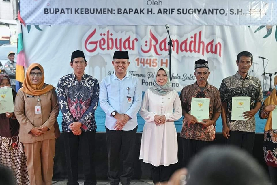 Warga Desa Poncowarno Terima Sertifikat Tanah dari Bupati Kebumen