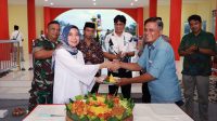 Wakil Bupati Kebumen Ristawati Purwaningsih menyerahkan potongan tumpeng. (Foto: Dok. Pemkab Kebumen)