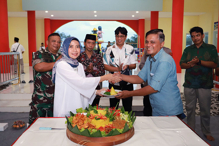 Wakil Bupati Kebumen Ristawati Purwaningsih menyerahkan potongan tumpeng. (Foto: Dok. Pemkab Kebumen)