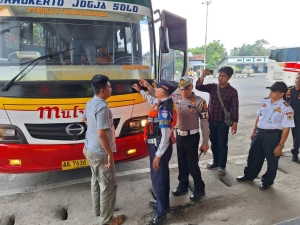 Pastikan Laik Jalan, Satlantas Polres Kebumen Cek Kendaraan Bus yang Masuk Terminal