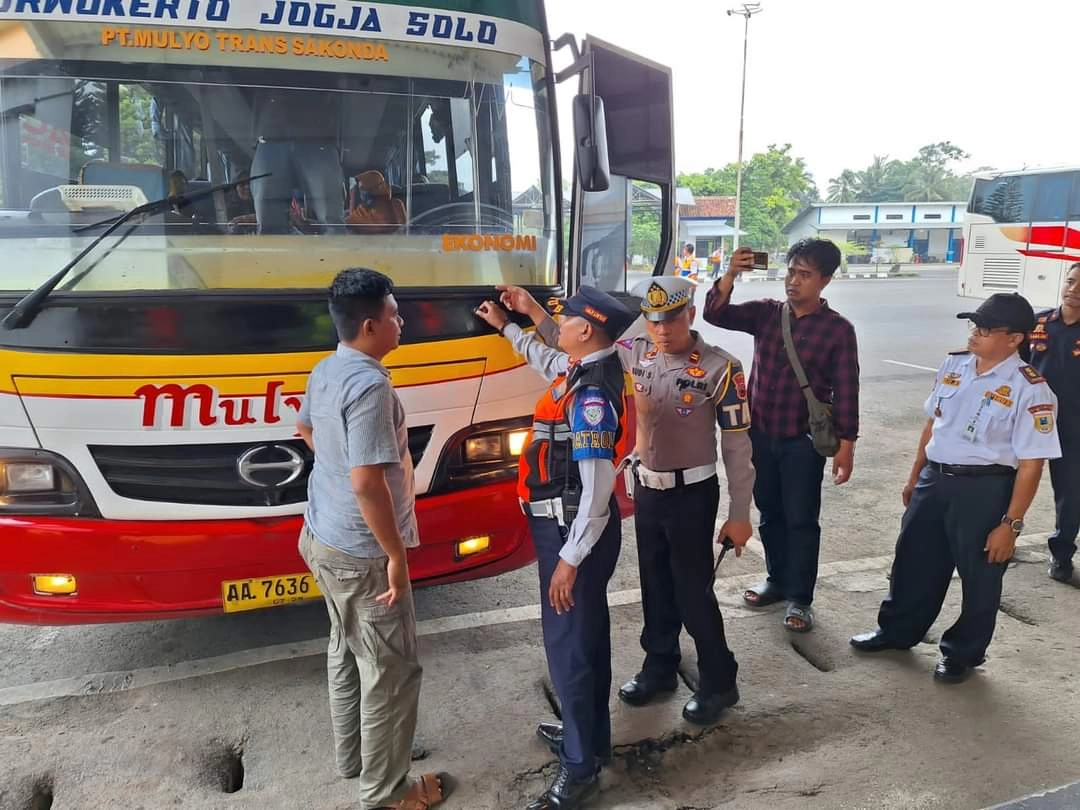 Pastikan Laik Jalan, Satlantas Polres Kebumen Cek Kendaraan Bus yang Masuk Terminal