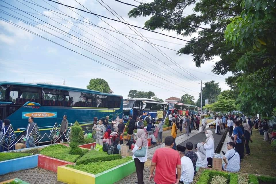 Rombongan Pemudik Gratis Tiba di Kebumen, Wabup Ristawati Sambut Kedatangannya