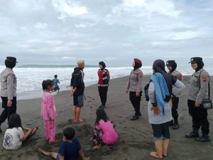 Polwan Polres Kebumen Imbau Wisatawan Tak Mandi di Laut