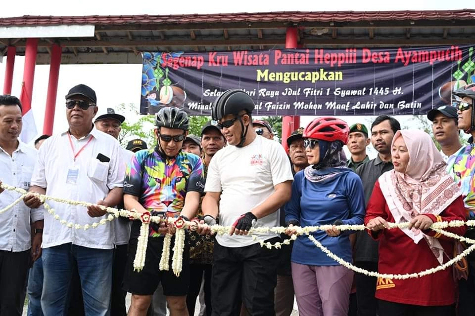Datang ke Lokasi dengan Bersepeda, Bupati Resmikan Pantai Heppii