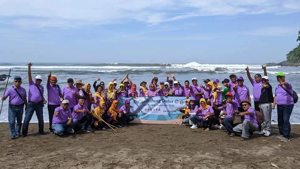 Reuni di Karangbolong, Grup Alumni Esam Esem Wonosobo Bersihkan Sampah di Pantai