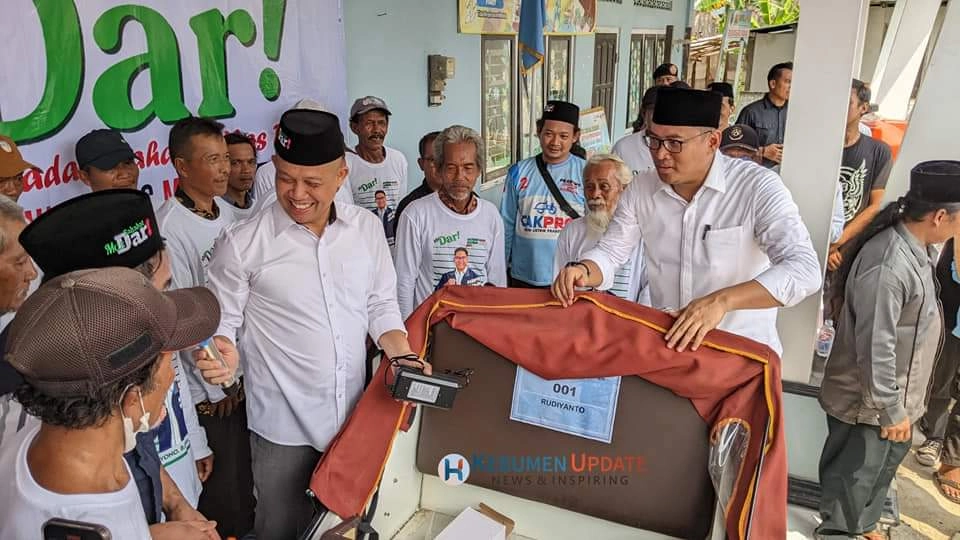 Sudaryono Bagikan 30 Unit Becak Listrik di Kabupaten Kebumen