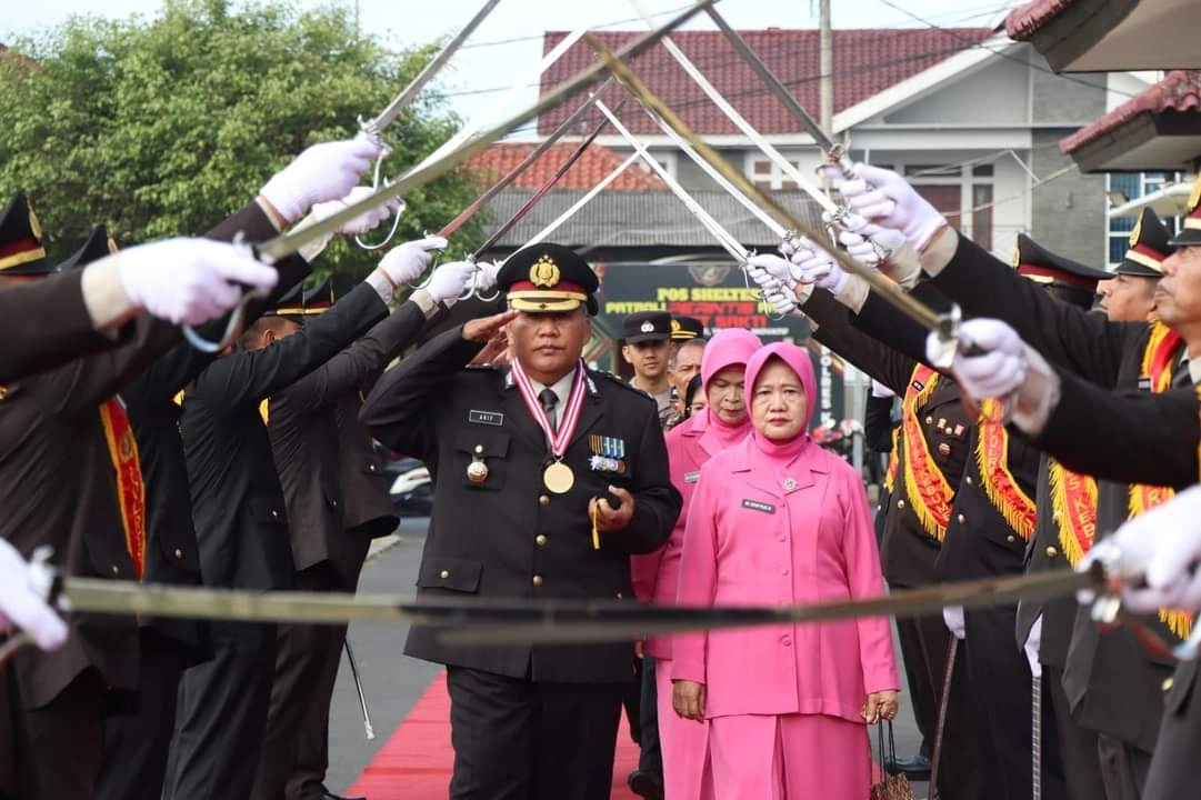 Masuki Masa Pensiun, 8 Personel Polres Kebumen Dilepas dengan Upacara Pedang Pora