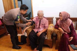 Bentuk Kepedulian Institusi, Polres Kebumen Jenguk Anggotanya yang Sakit