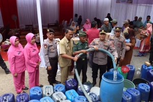 Desa Kalirejo Karanggayam Mulai Kekeringan, Polres Kebumen Kirim 2 Tangki Air