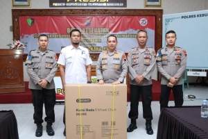 Difabel di Rumah Inklusif Mendapat Alat Bantu dari Polres Kebumen