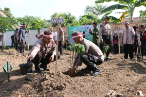 Rangkaian Hari Bhayangkara ke-78, Polres Kebumen Gelar Penghijauan, Baksos, dan Pemberian Beasiswa