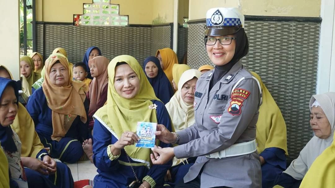 Ibu-ibu PKK Desa Kuwarisan Kecamatan Kutowinangun Ikuti Pembinaan Berlalulintas