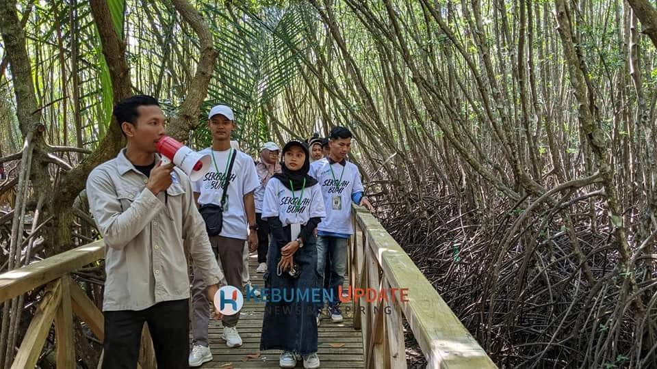 Tuntaskan Program Edukasi Sekolah Bumi, Peserta Kunjungi Hutan Mangrove Ayah dan Gua Jatijajar
