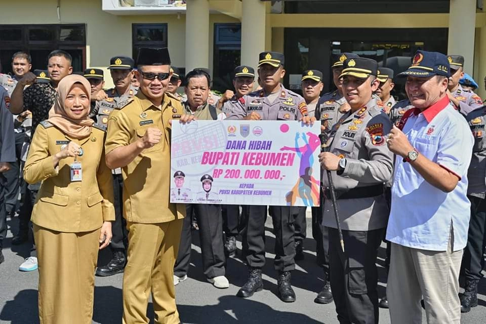 Penguatan Atlet, Bupati Beri Hibah Sarpras Olahraga Voli Senilai Rp200 Juta