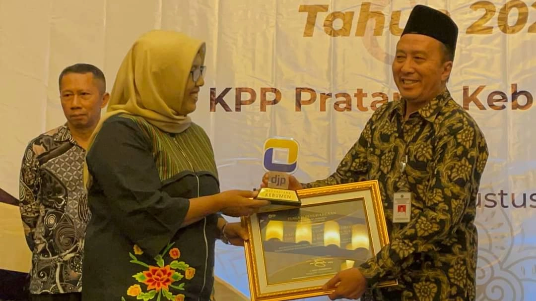 Pembayar Pajak Terbesar Tahun 2023, Kankemenag Kebumen Raih Penghargaan dari KPP Pratama