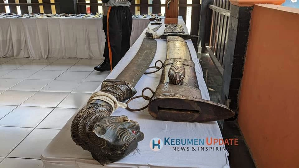 Gelar Pusaka Tosan Aji Brajabumi, Ada Pedang Terbesar yang Ditampilkan
