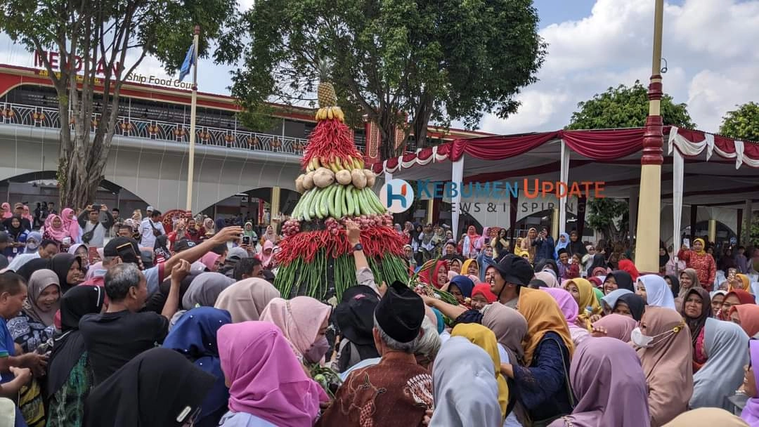 Warga Berebut Gunungan Hasil Bumi, 492 Penari Bentuk Formasi Angka 79 dan 395