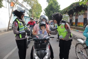 Pengguna Jalan di Seputaran Kota Kebumen Mendapat Susu Gratis