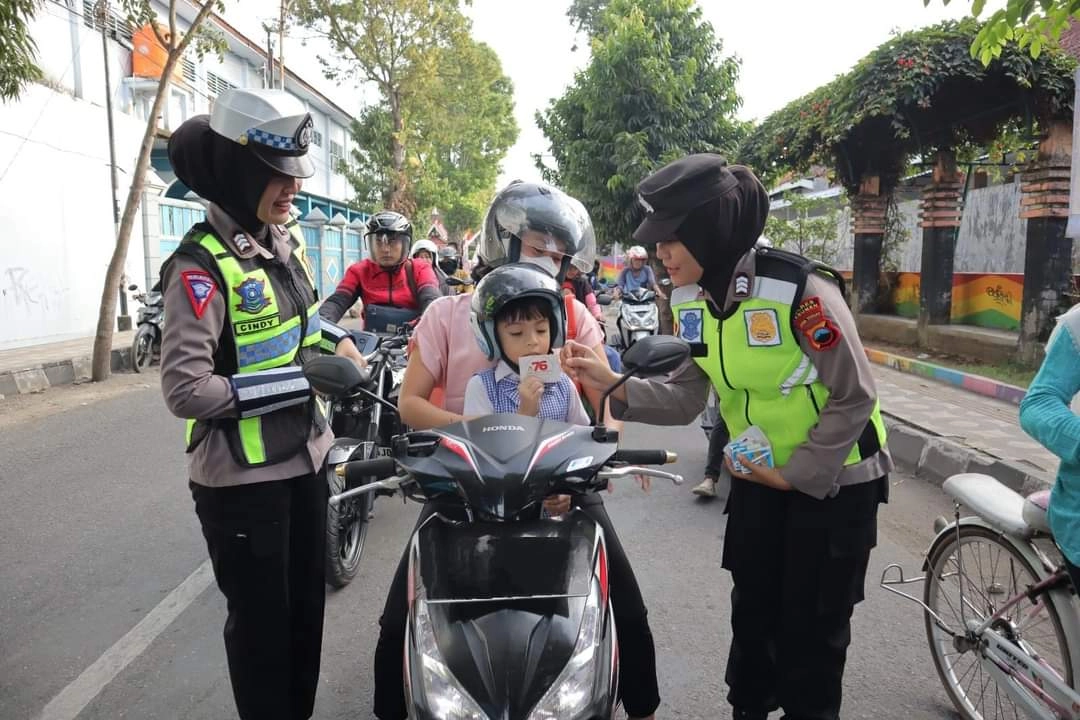 Pengguna Jalan di Seputaran Kota Kebumen Mendapat Susu Gratis