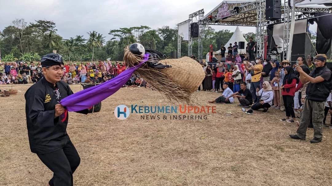 Sanggar Seni Cowong Bolosewu Kebumen Suguhkan Atraksi Cowong Terbang (Siwur Mabur)