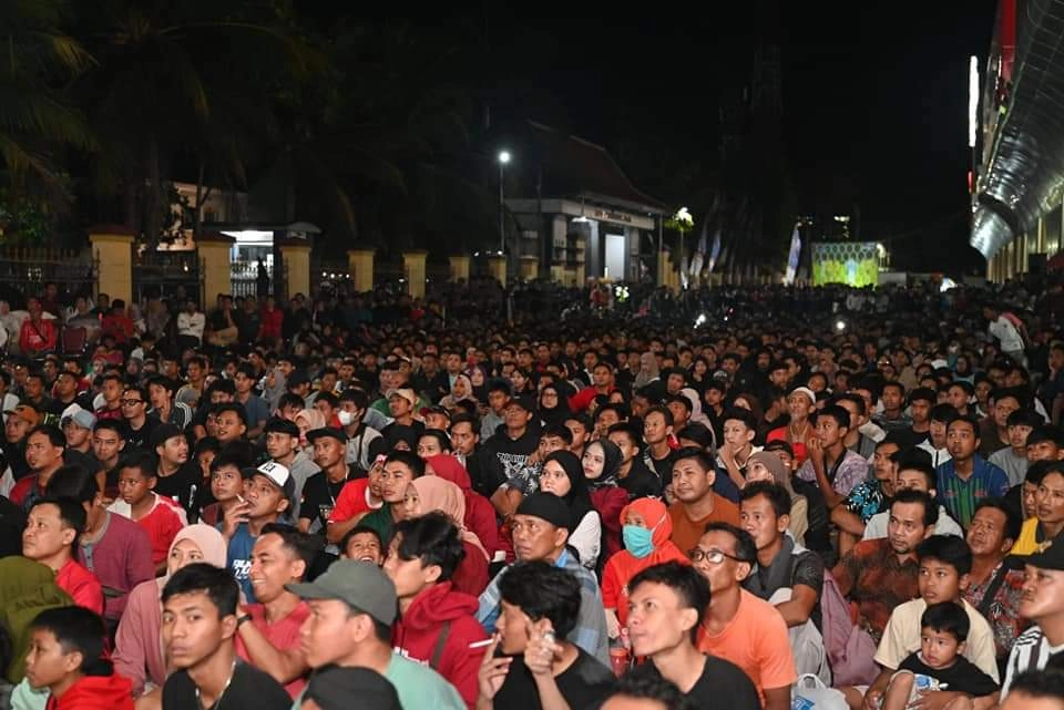 Meski Hujan, Warga Kebumen Tetap Nobar Timnas Indonesia vs Australia