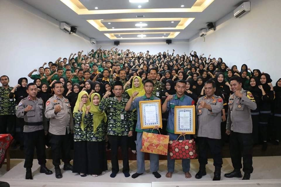 Dua Murid SMK Ma’arif 1 Kebumen dapat Reward dari Kapolres, Ini Sebabnya