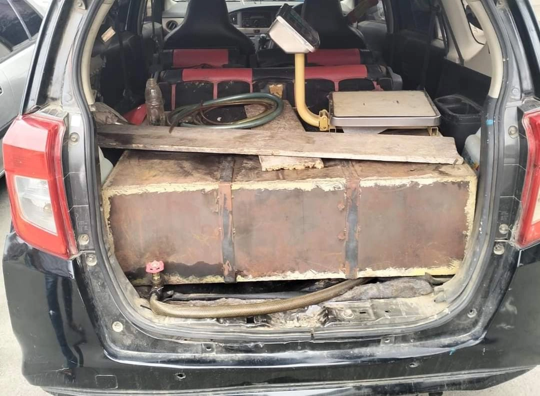 Jangan Ditiru, Pria Ini Modifikasi Tangki Mobilnya untuk Kulakan BBM Bersubsidi