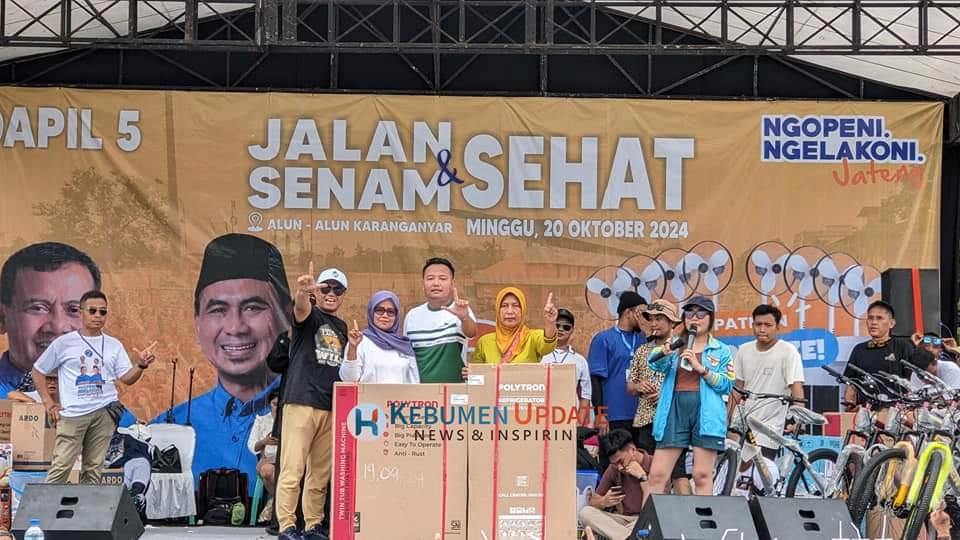 Ribuan Warga Antusias Ikuti Jalan Sehat dan Senam Bersama Luthfi-Taj Yasin di Alun-alun Karanganyar