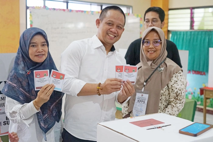 Arif Sugiyanto Bersama Keluarga Nyoblos di TPS 015 Panjer