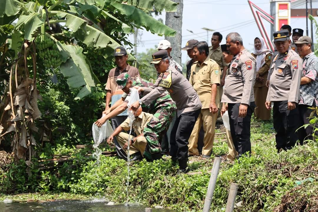 Dukung Program Asta Cita, Polres Kebumen Bantu Benih Padi, Pupuk Urea, dan Benih Ikan di Desa Mengkowo