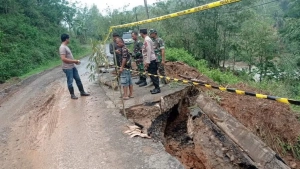 Ruas Jalan Karangsambung–Sadang Longsor, Sisakan Setengah Badan Jalan