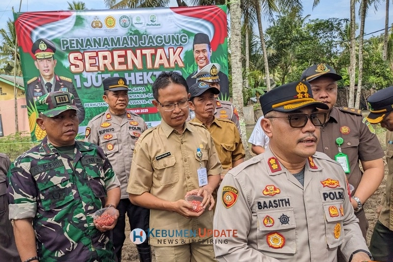 Kapolres Kebumen Pimpin Program Tanam Jagung Serentak Sejuta Hektare di Desa Karanggadung Petanahan