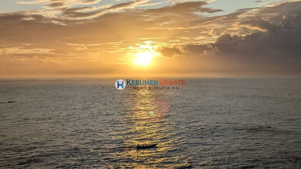 Camping di Pantai Lampon, Momen Lihat Sunrise dan Kapal Nelayan Berangkat Melaut