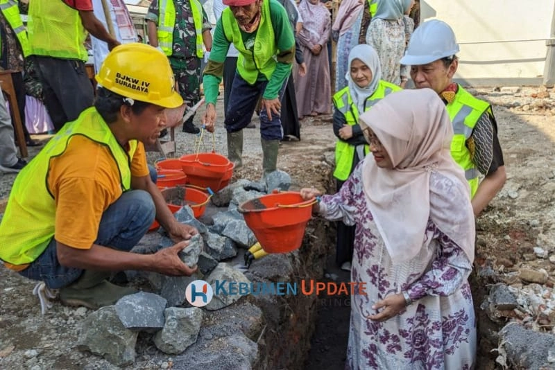 M Yahya Fuad dan Lilis Nuryani Letakkan Batu Pertama Pembangunan Masjid KH Abu Dardiri Ponpes Al Kamal