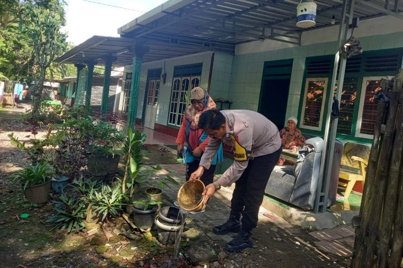 Polisi Dampingi PSN di Desa Candimulyo, Ditemukan 12 Rumah Positif Jentik Nyamuk