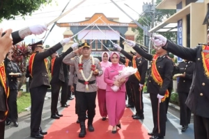 AKBP Eka Baasith Disambut Tradisi Pedang Pora