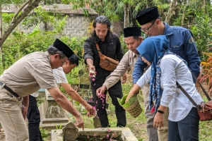 Hari Pers Nasional di Kebumen Dimulai dengan Kegiatan Ziarah Kubur