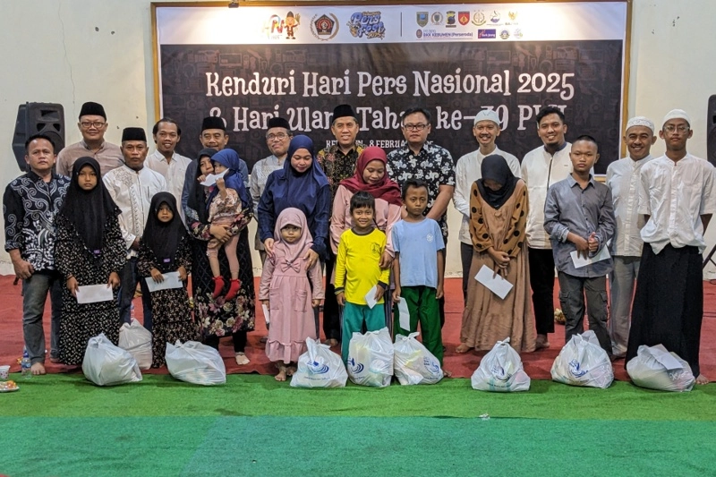 PWI Kabupaten Kebumen dan PDAM Infaq Club Bagikan Paket Sembako di Malam Tasyakuran HPN 2025