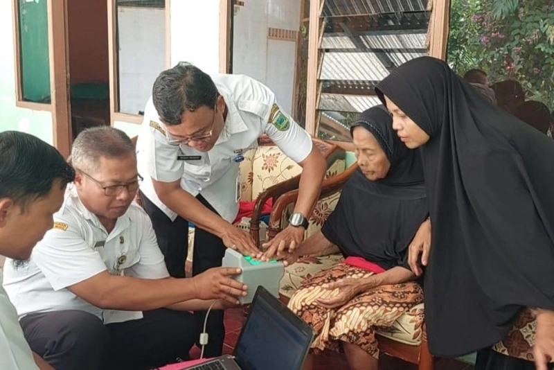 Disdukcapil Kebumen Jemput Bola, Layani Perekaman e-KTP untuk ODGJ, Difabel, dan Lansia