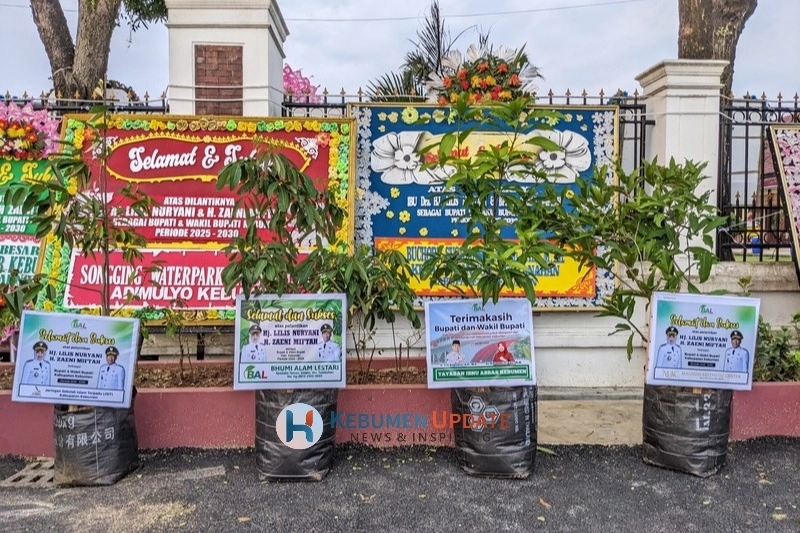 Unik! Di Antara Ratusan Karangan Bunga, Ada Bibit Pohon untuk Bupati Kebumen