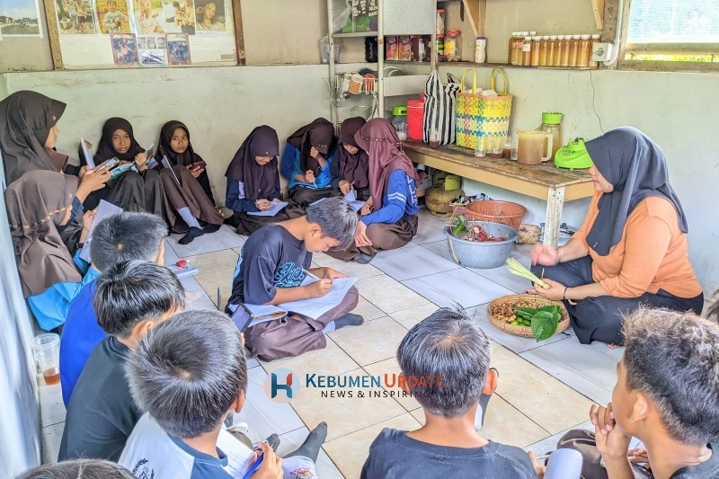 Belajar Kewirausahaan Sejak Dini: Murid SDN 3 Seliling Kunjungi Pengusaha Jamu Tradisional