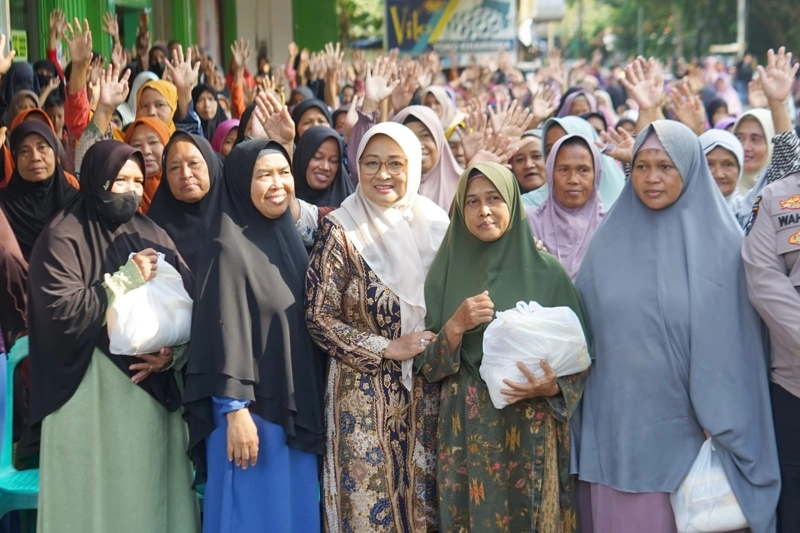 Kharisma Swalayan Gelar Baksos Ramadan, Bupati Lilis Nuryani Turut Hadir Membagikan Sembako