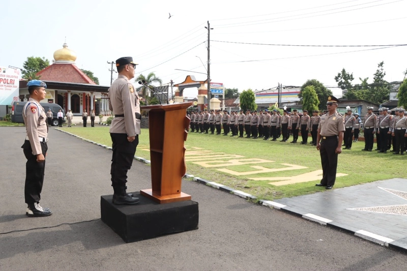 Empat Personel Polres Kebumen Terima Kenaikan Pangkat Pengabdian Menjelang Purna Tugas