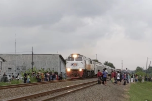 Awas! Ngabuburit di Rel Kereta Api, Denda Rp15 Juta Menanti