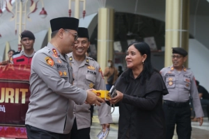 Patroli Ngabuburit, Polisi Bagikan Takjil di Alun-alun Pancasila