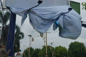 Penertiban Dua Baliho Besar di Kawasan Alun-alun Kebumen